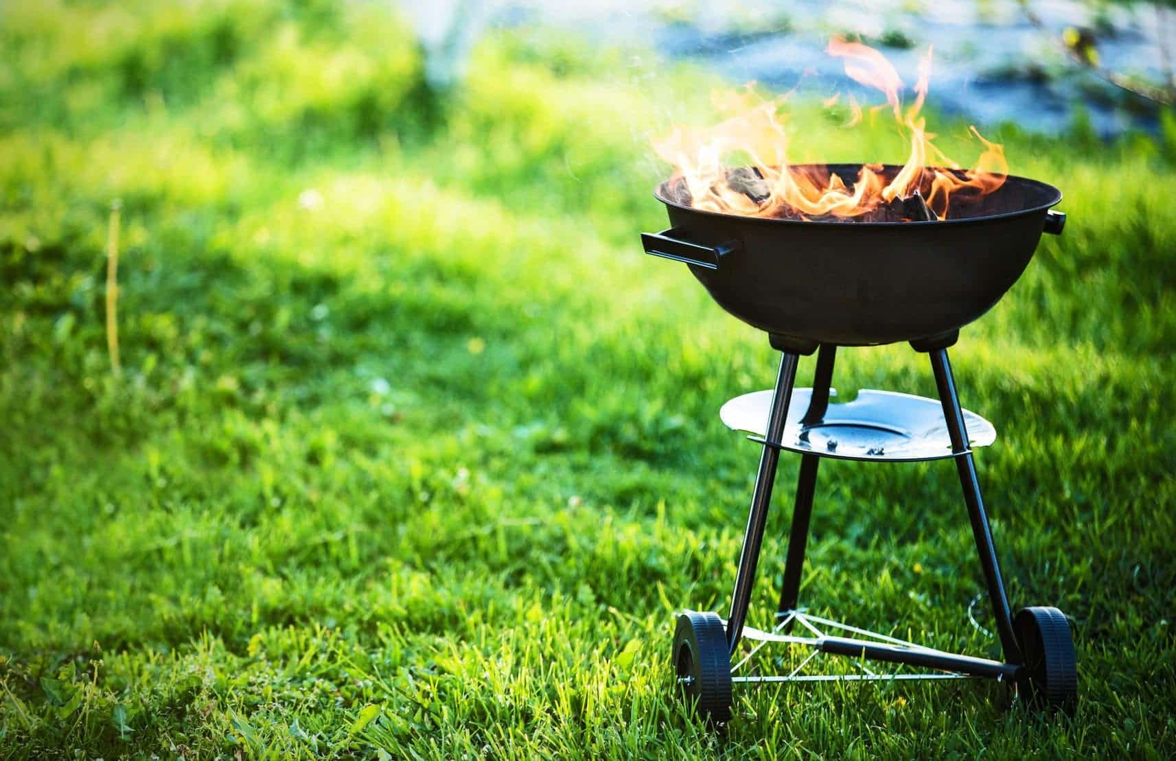 Grill w ogrodzie – jak zaaranżować przestrzeń?