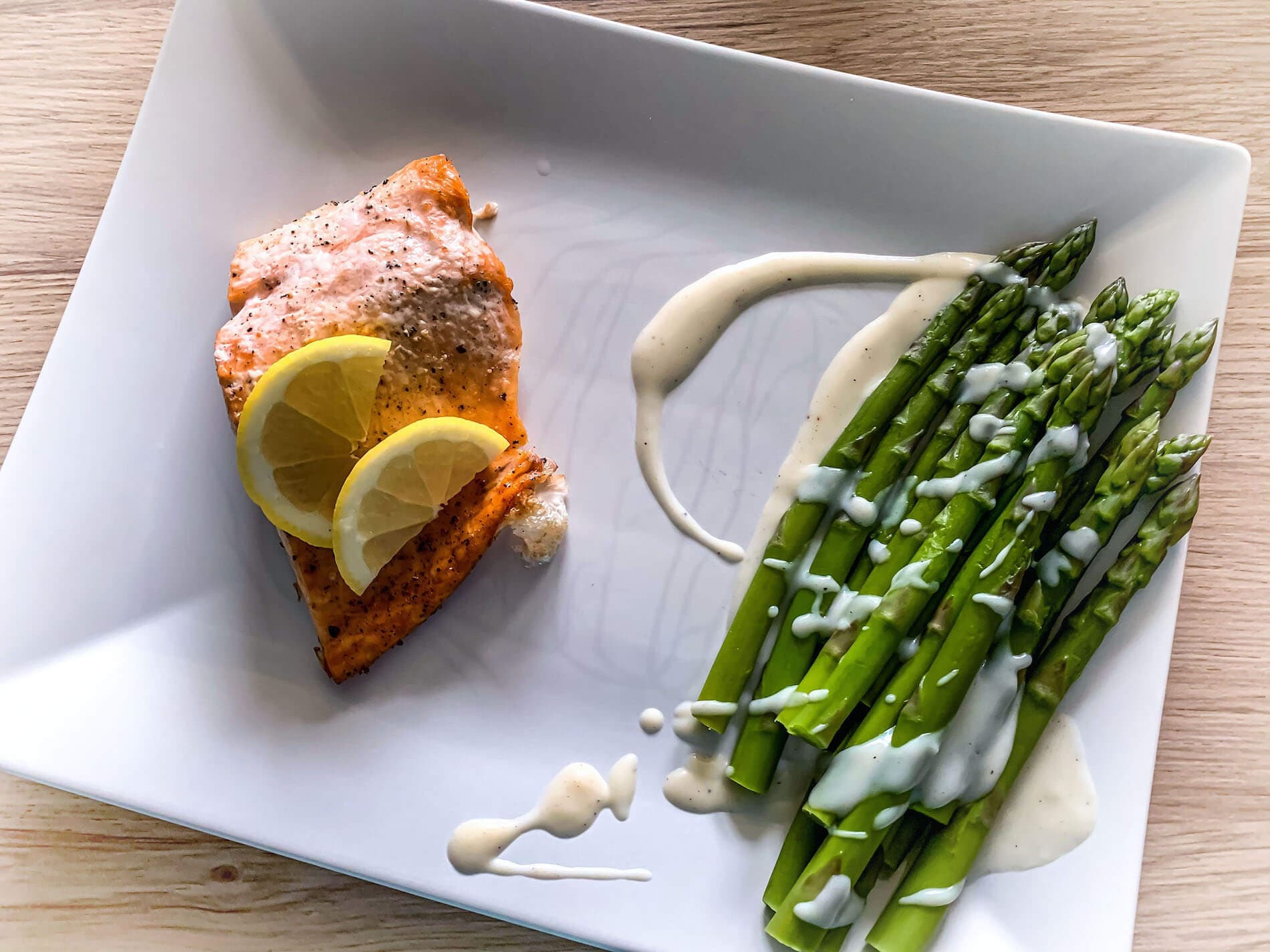 Klasyczny łosoś ze szparagami