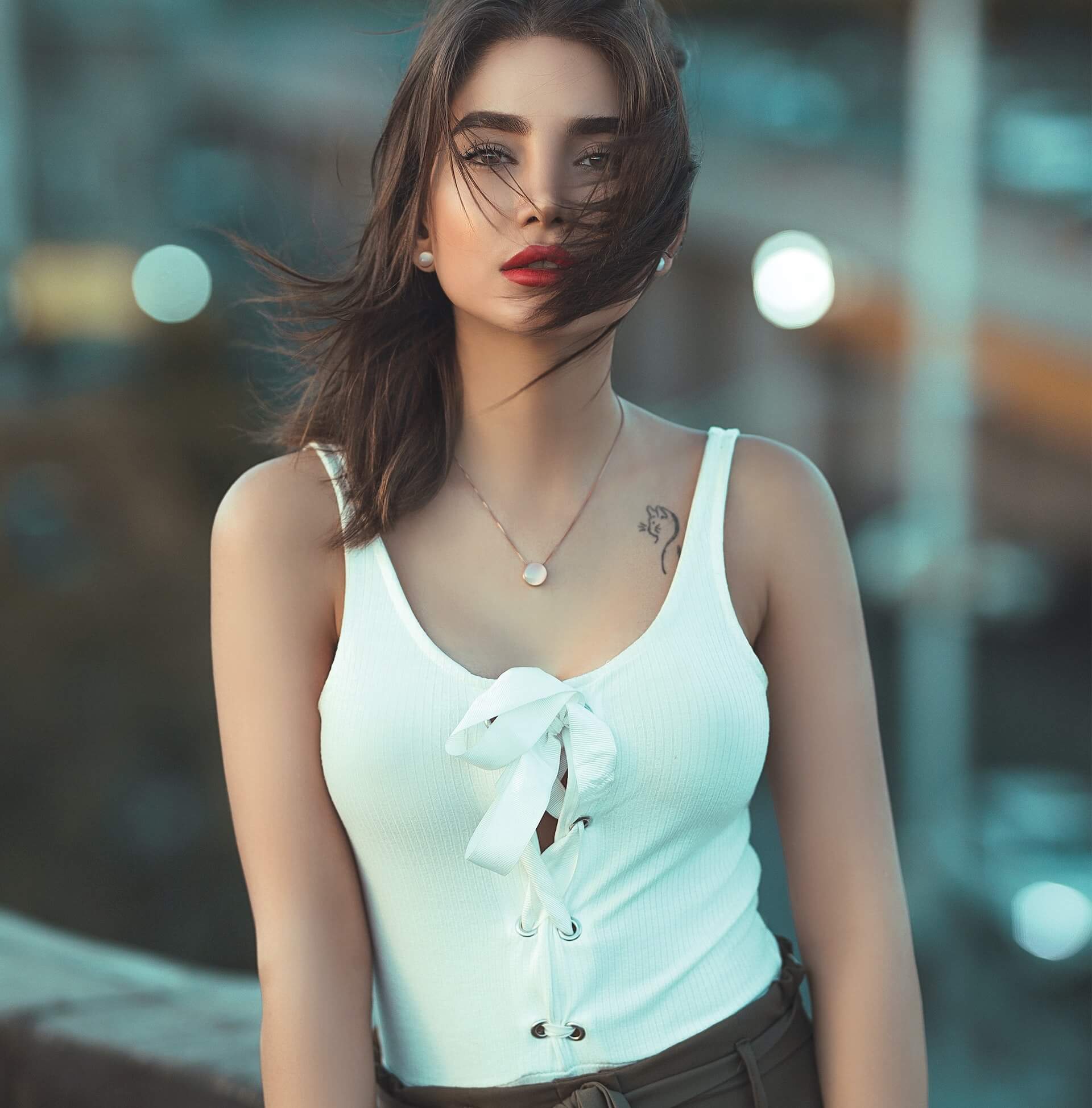 Biały top z Sinsay za 10 zł to hit tych wakacji