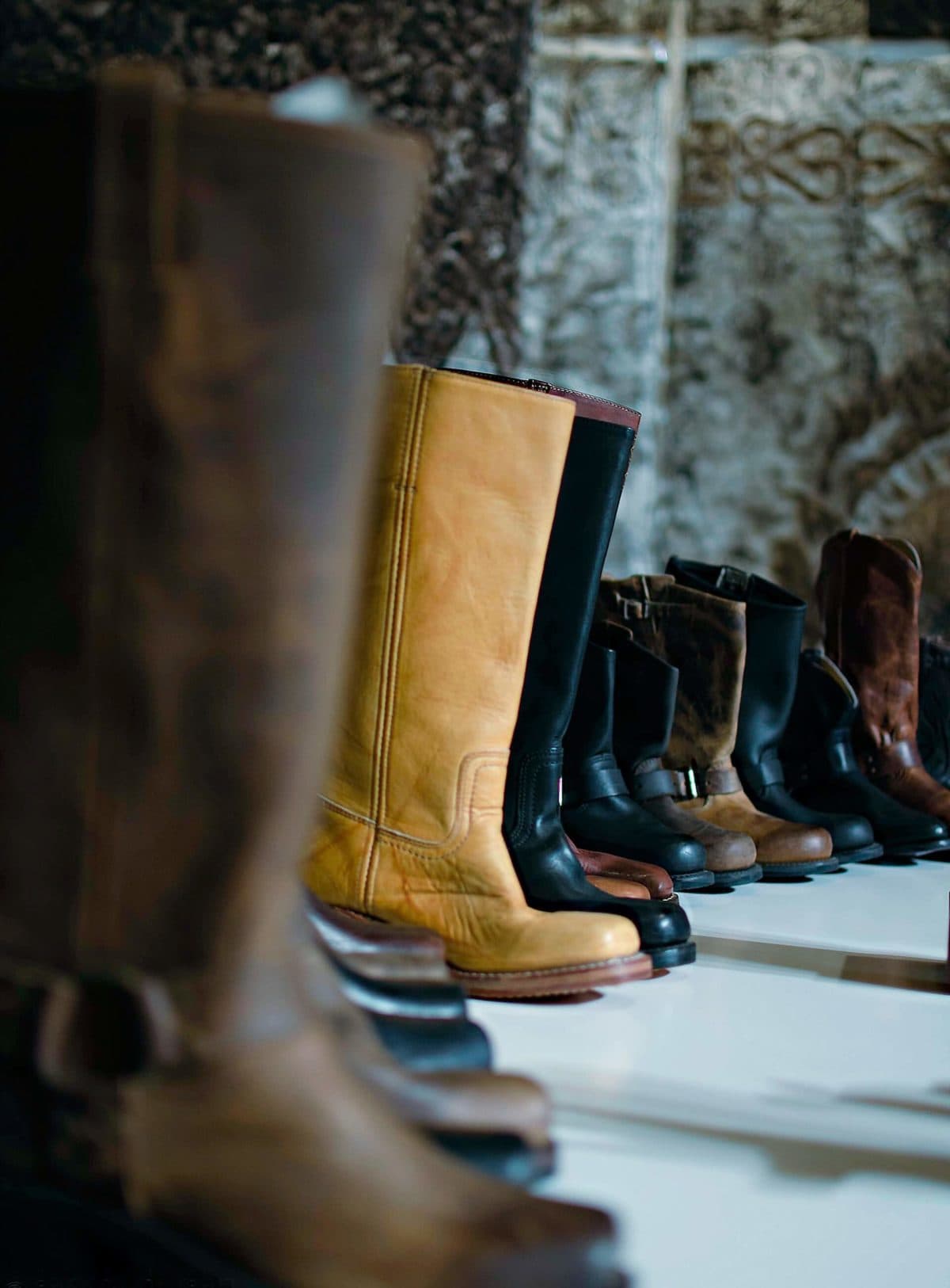 Modne buty na zimę — styl i wygoda na śliskich ulicach