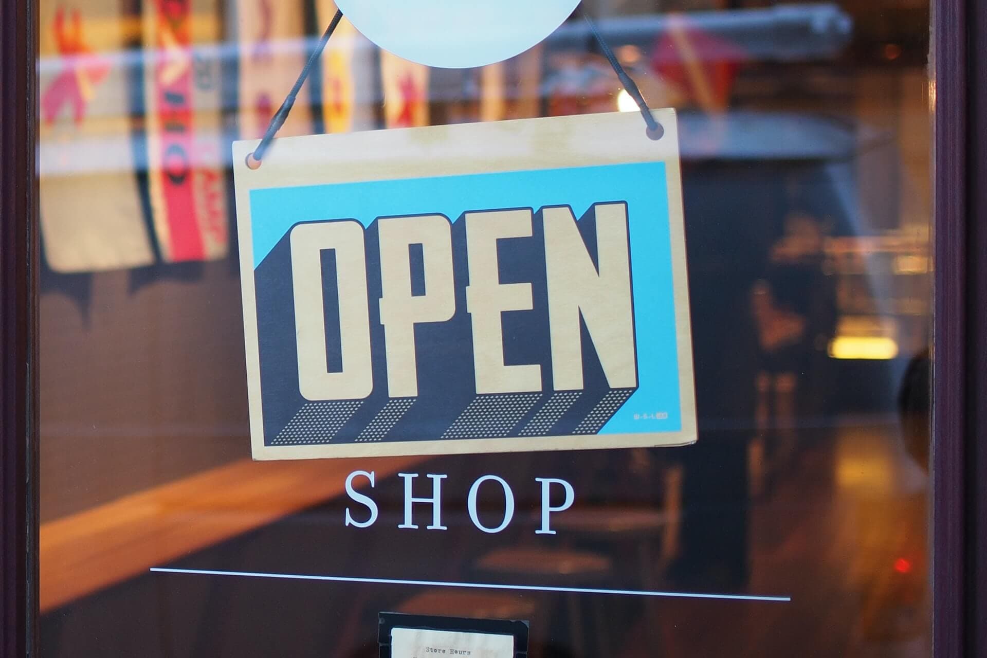 Butik vs sieciówka – gdzie kupować tanie ubrania?