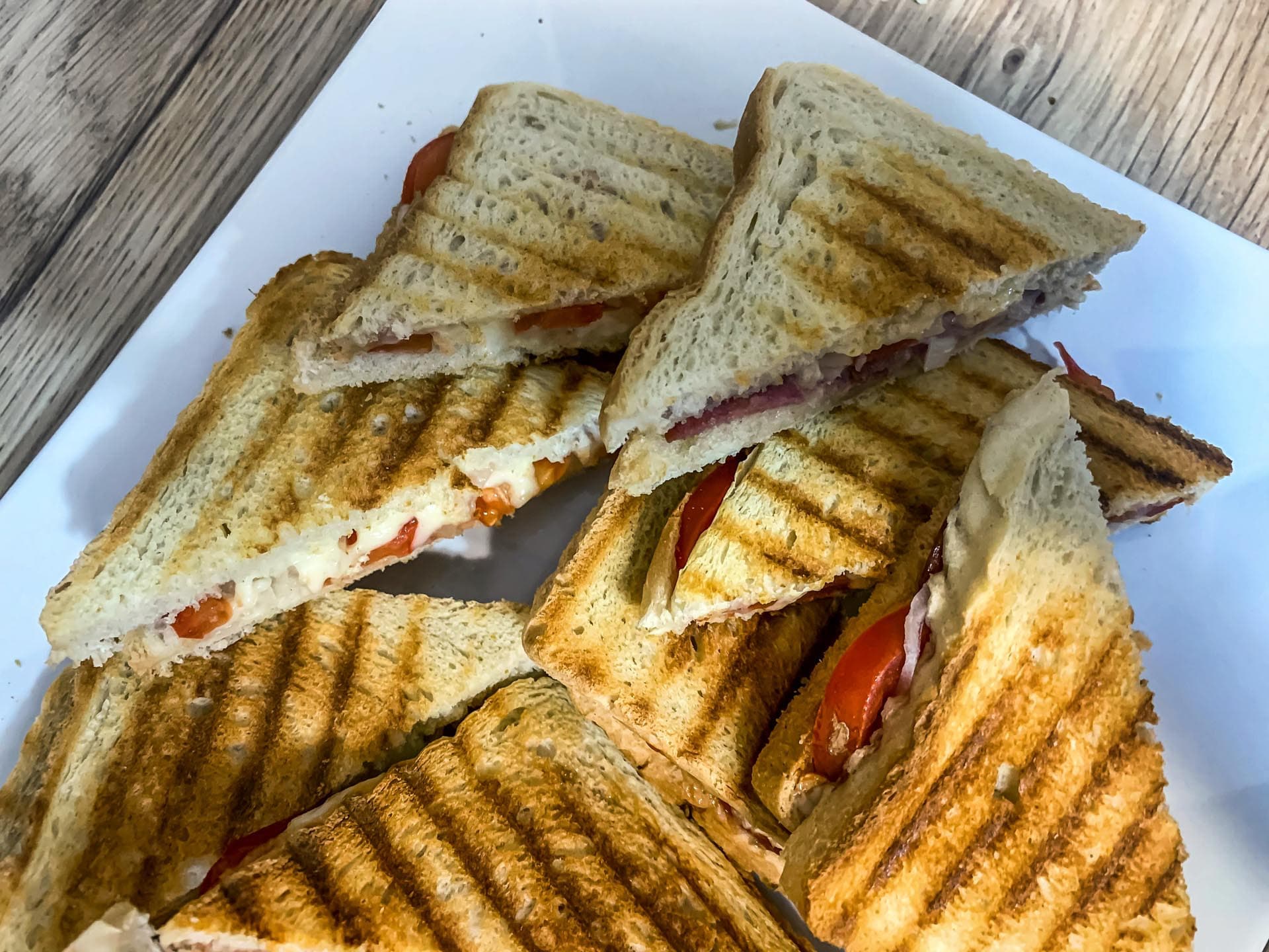 Szybka przekąska - tosty z salami i mozzarellą