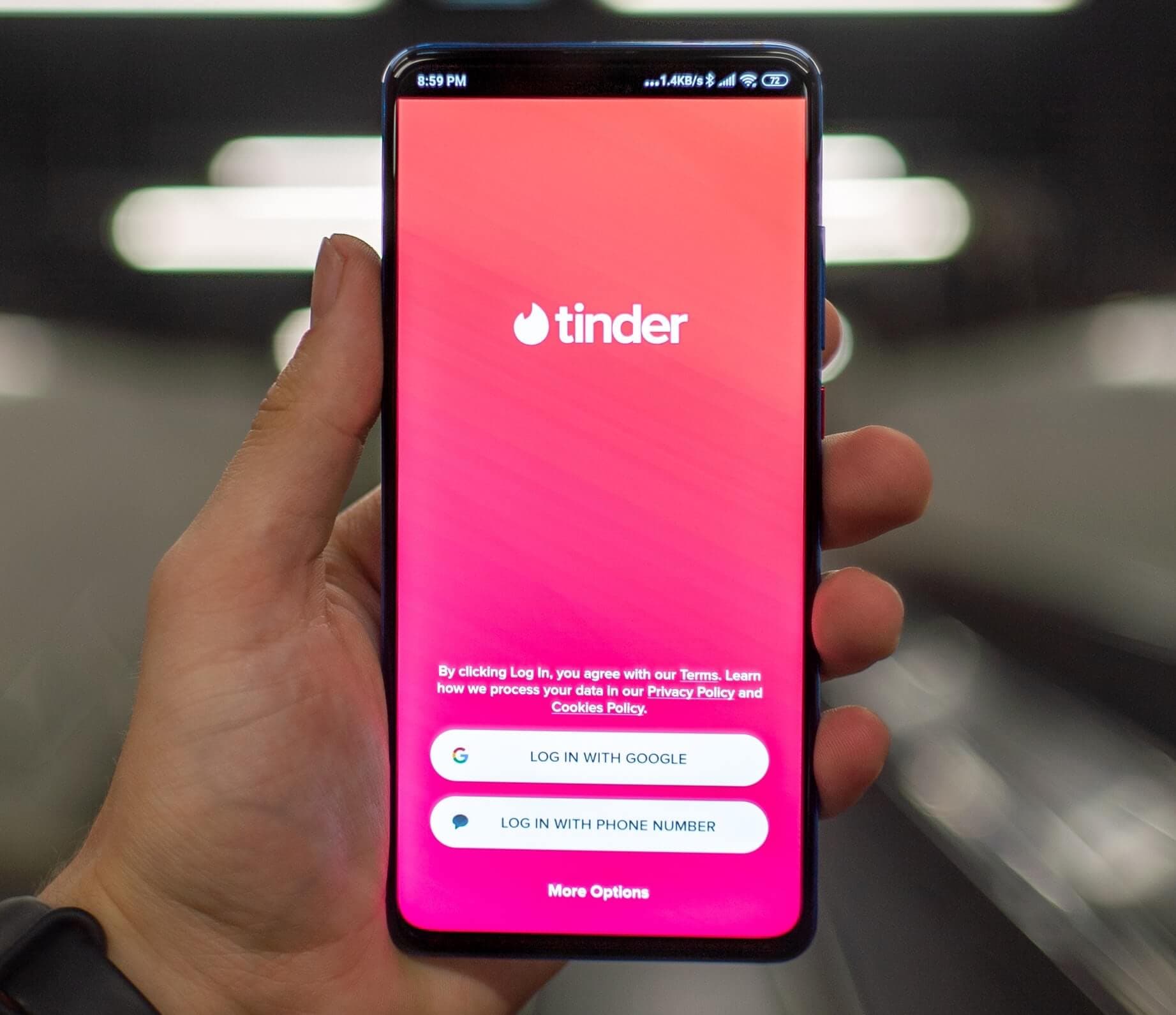JAK TO SIĘ ZACZĘŁO… TINDER POTRAFI POŁĄCZYĆ LUDZI
