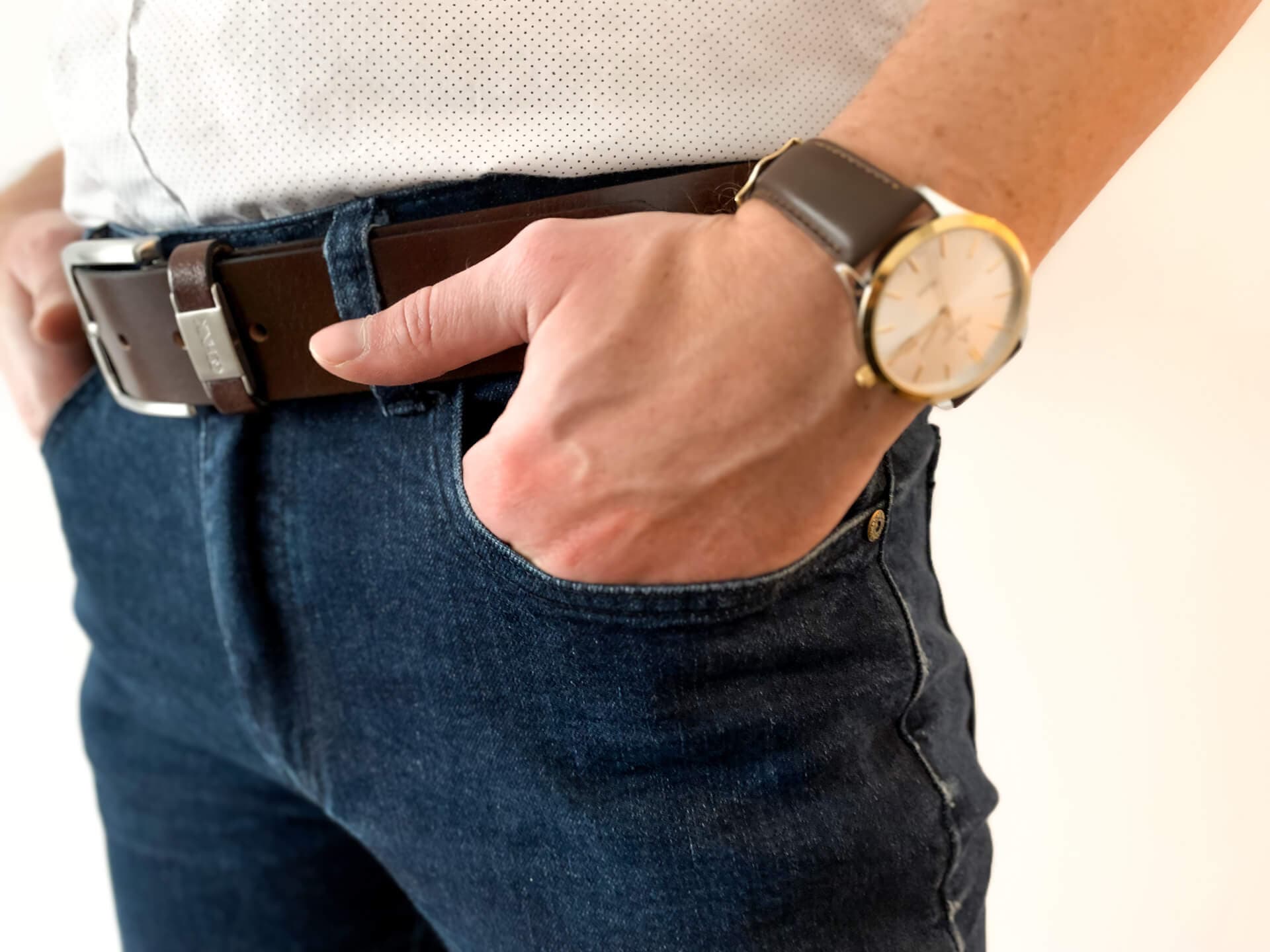 Pasek - doskonały dodatek do męskiej stylizacji Brązowy pasek do spodni jeansowych