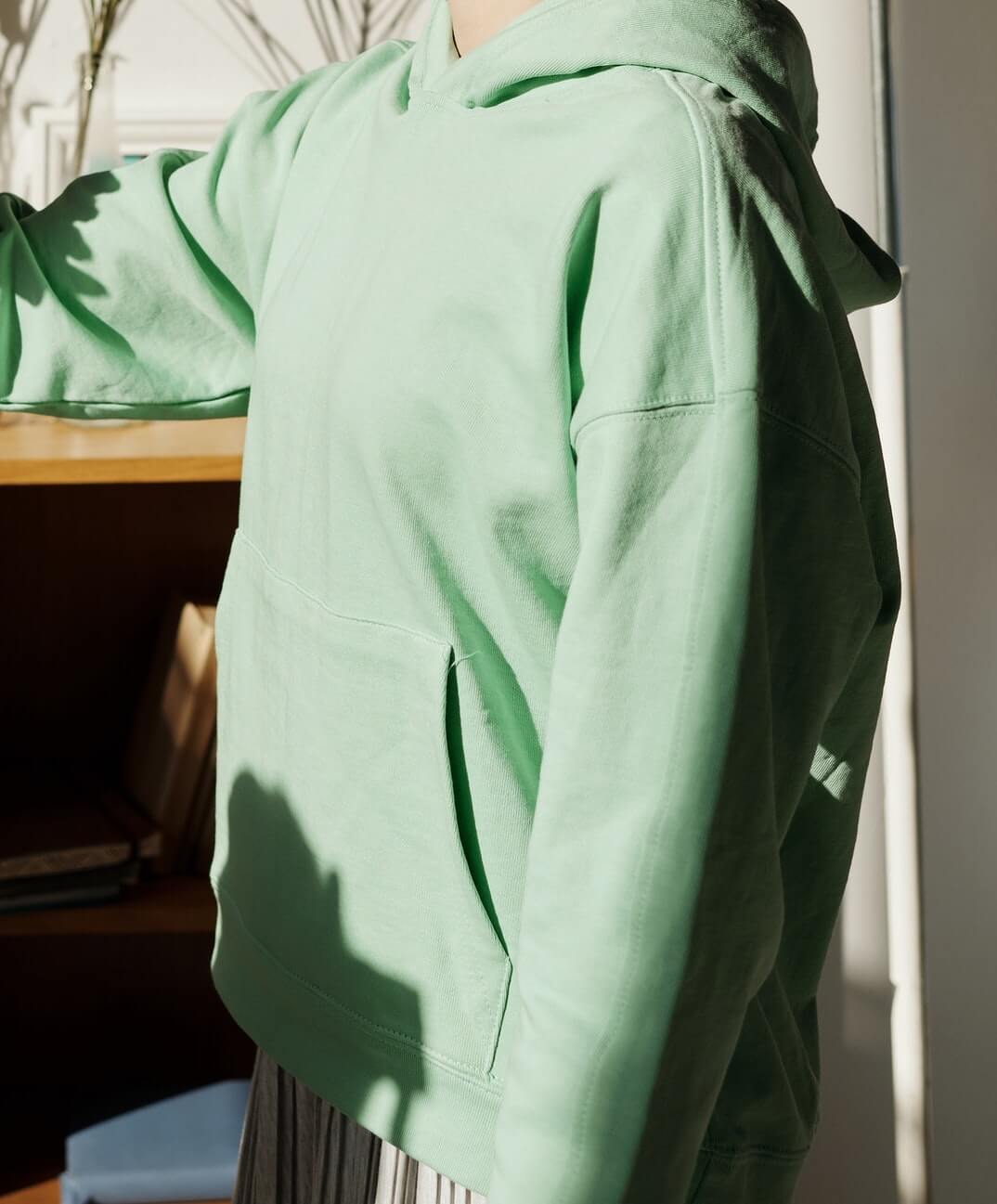 Bluza z kapturem: jak ją nosić zachowując styl? Bluza z kapturem: jaki model i jaki kolor wybrać?