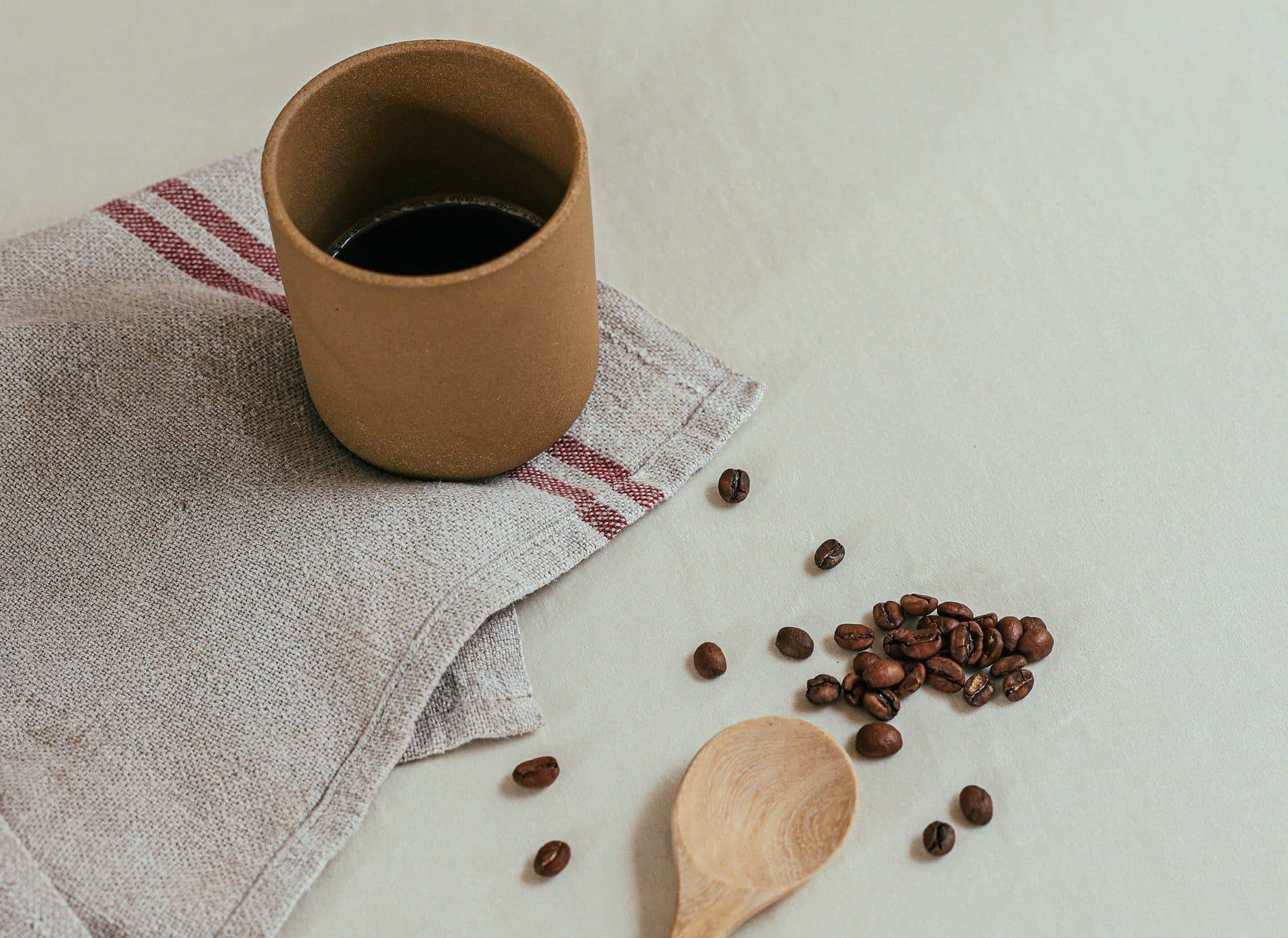 Użyj kawy, aby wzmocnić czerń.