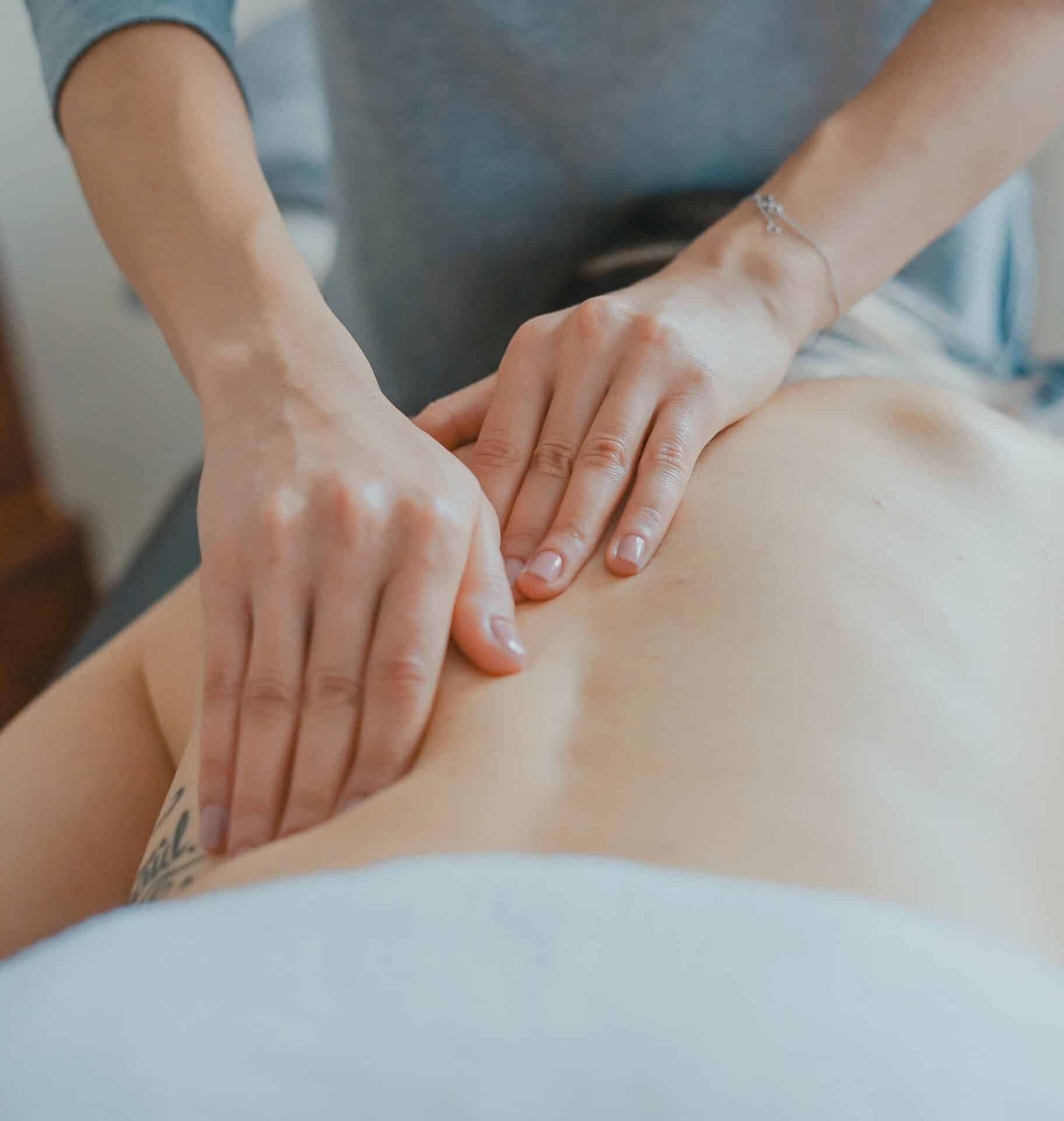 Ból pleców: naturopatia też może pomóc! Masaż pleców
