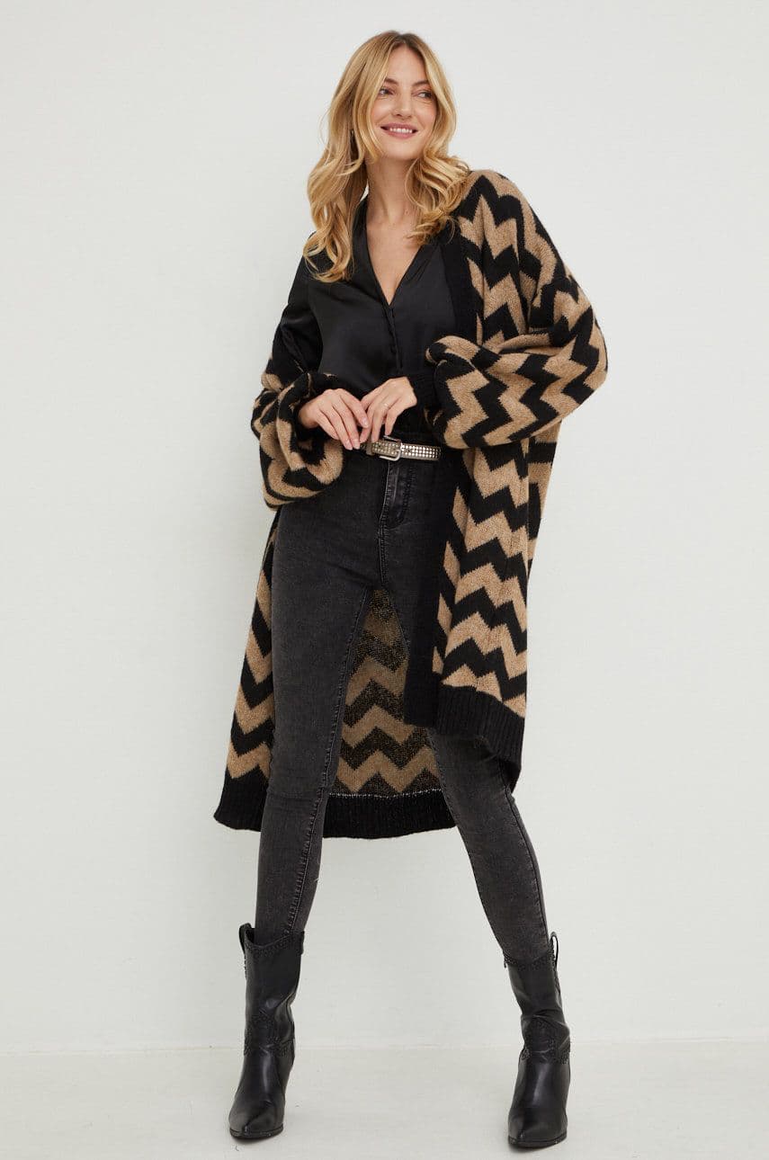 Modne swetry na jesień 2022 - Czarne swetry na jesień wiązane w pasie 