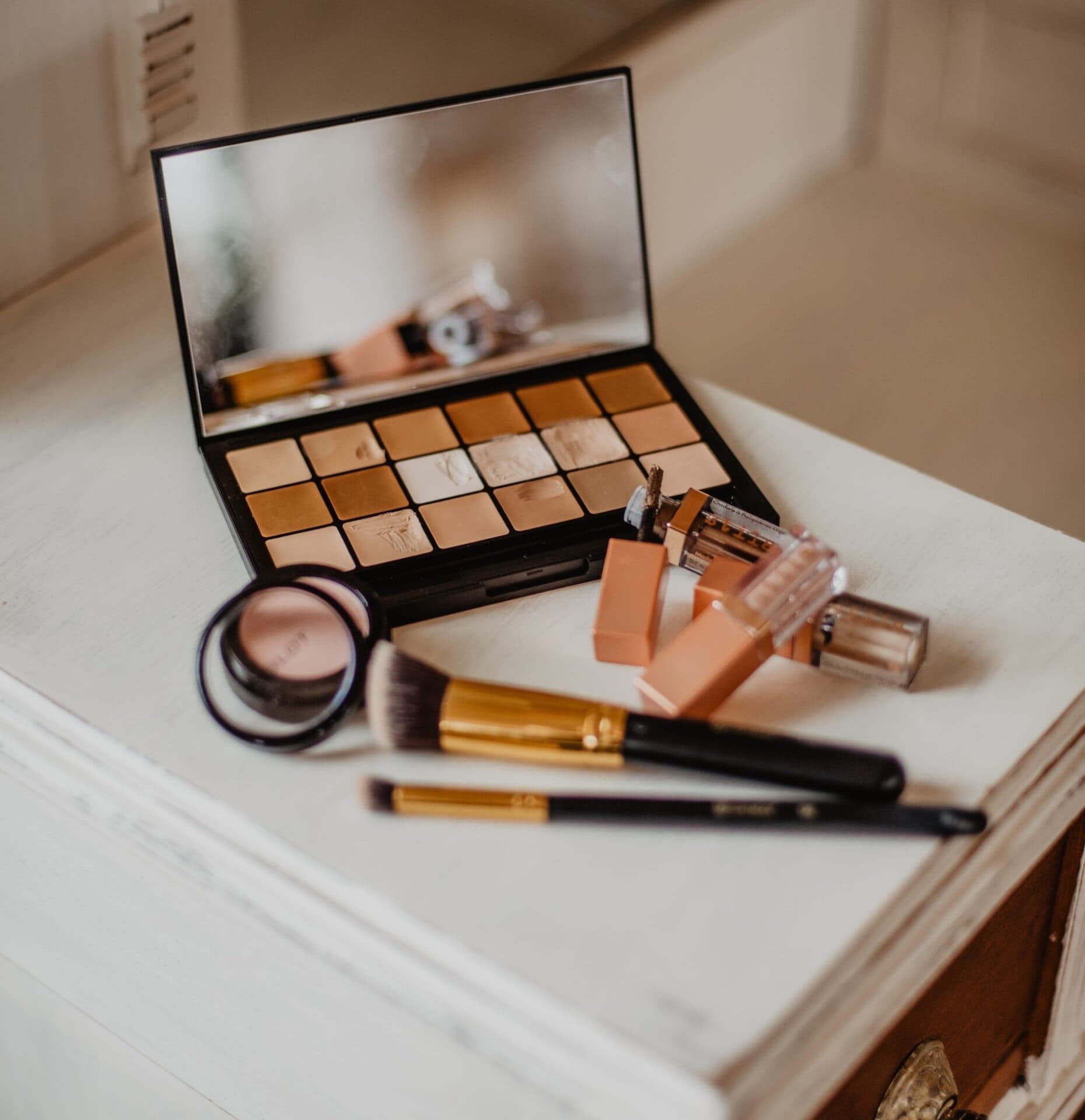 W jaki sposób nakładać makijaż? W jaki sposób nakładać makijaż?