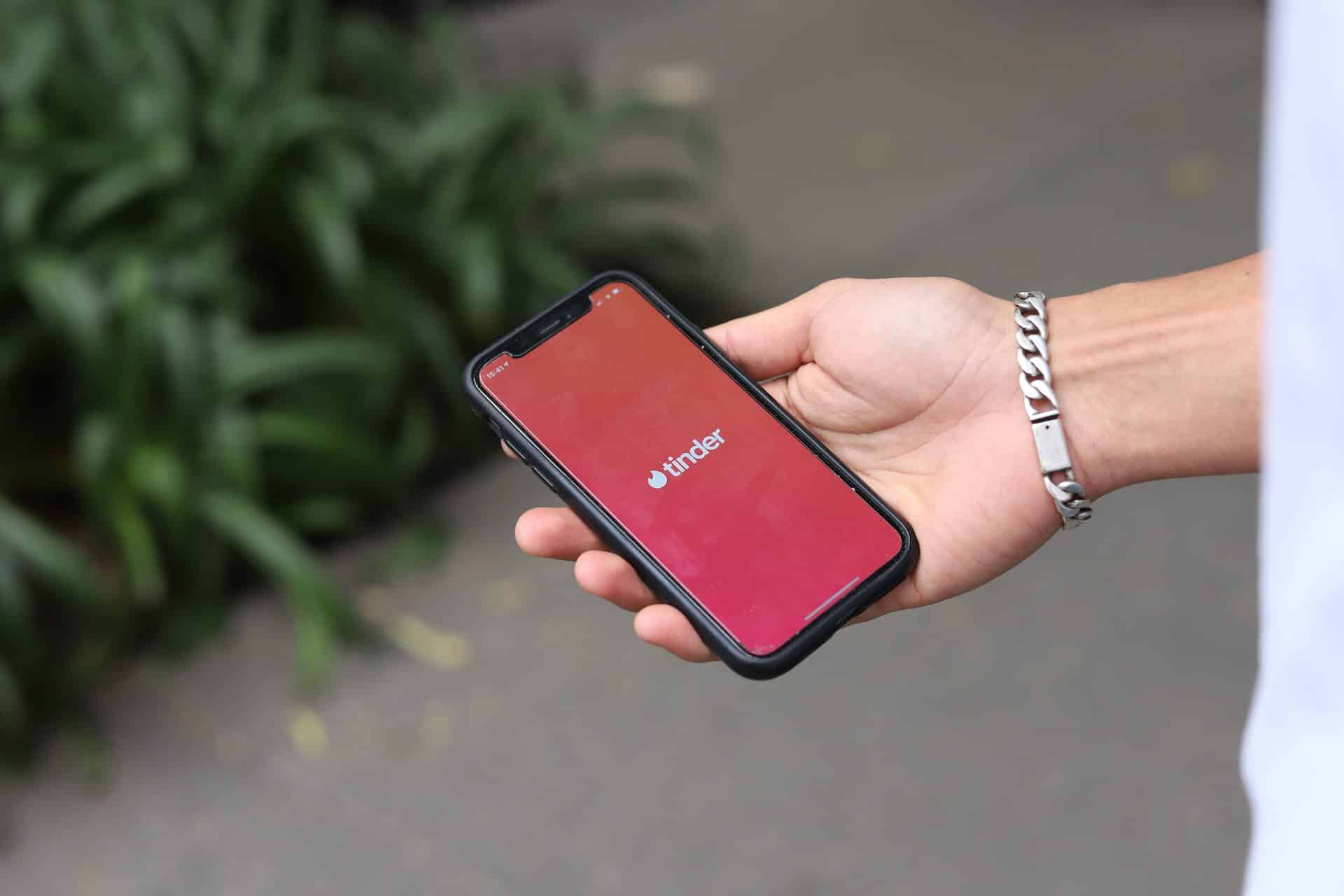 Usuwanie konta na Tinderze