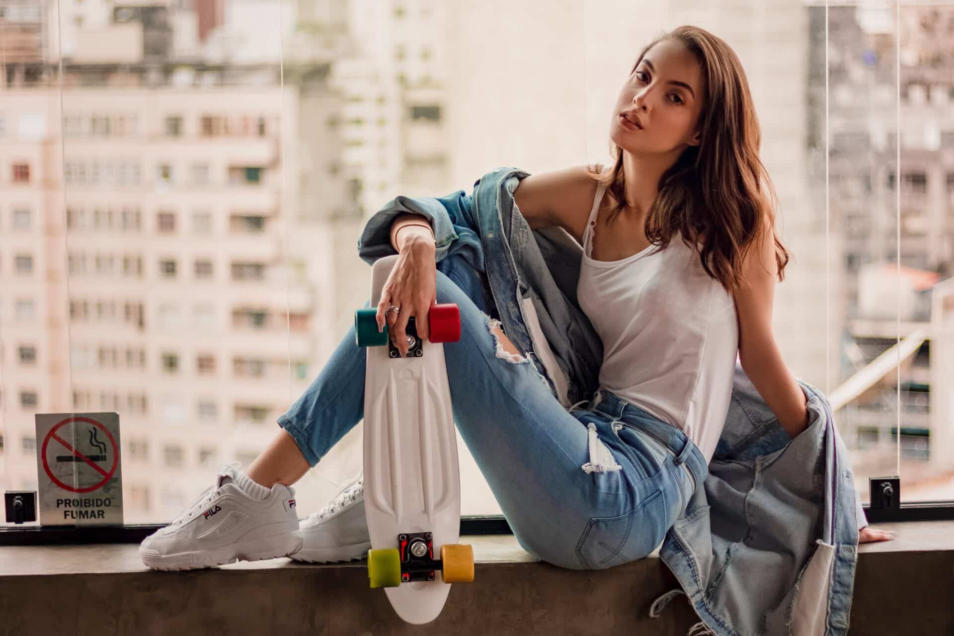 Moda lat 90. – mom jeans na topie