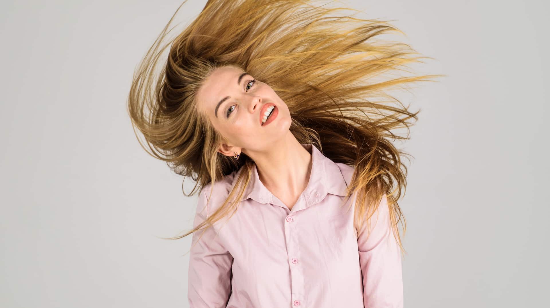 Jak wyprostować włosy bez prostownicy?