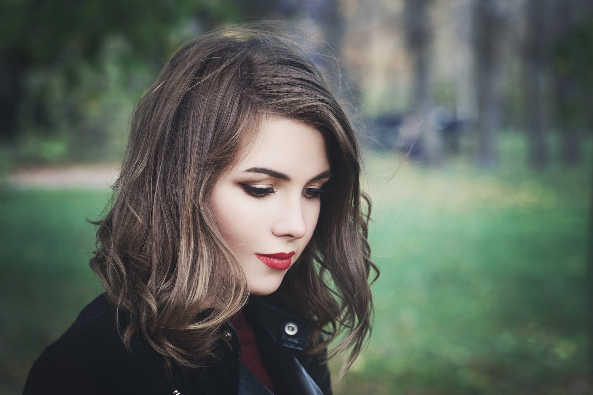 Najmodniejszy makijaż na wiosnę 2025 – trendy, które musisz znać Kobieta w makijażu