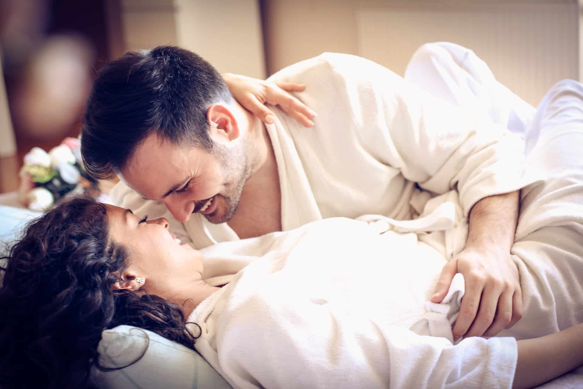 Pozycje do seksu analnego dla początkujących Kobieta i mężczyzna uprawiają miłość