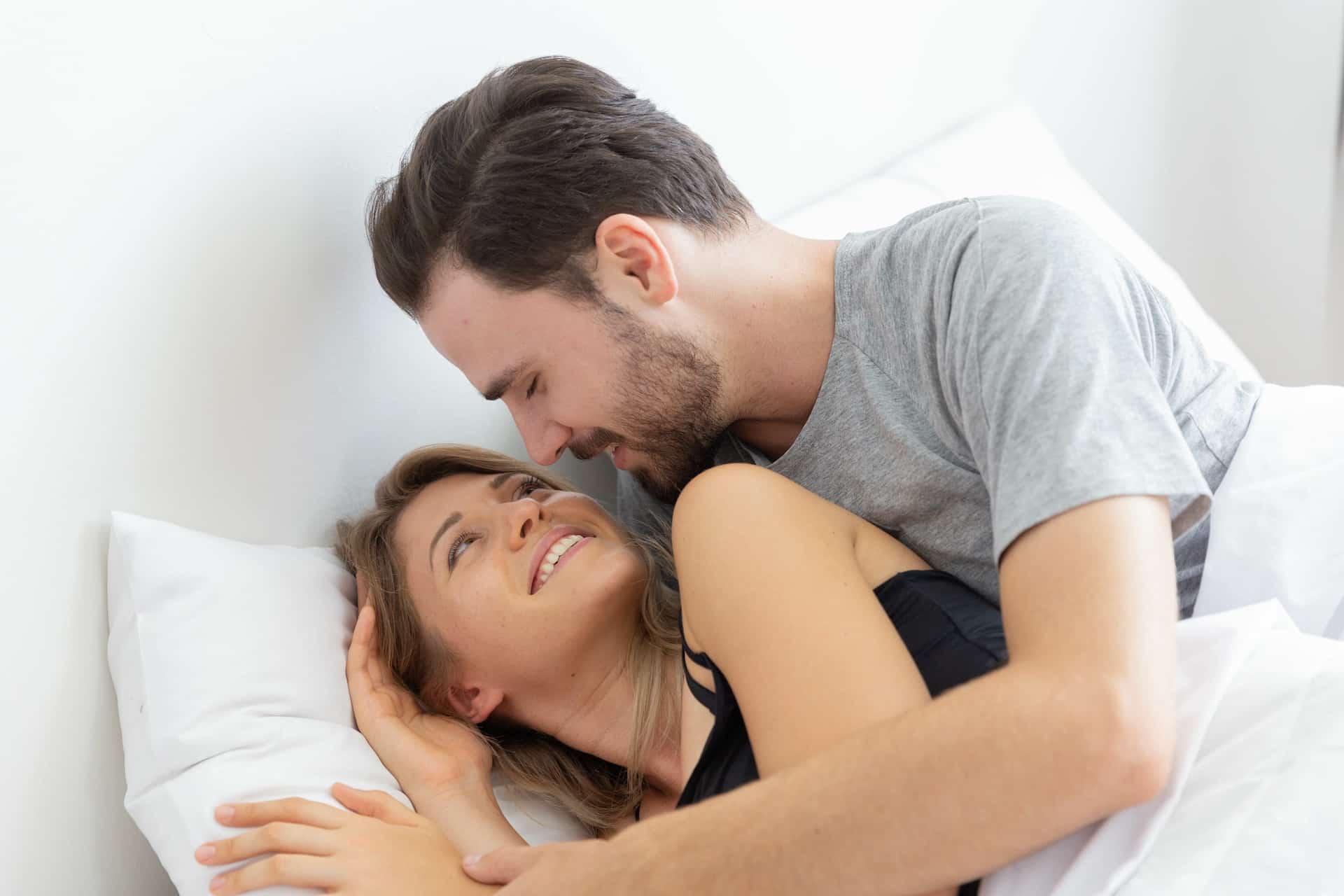 Pozycje do seksu analnego dla początkujących Pozycja łyżeczkowa – delikatność i bliskość