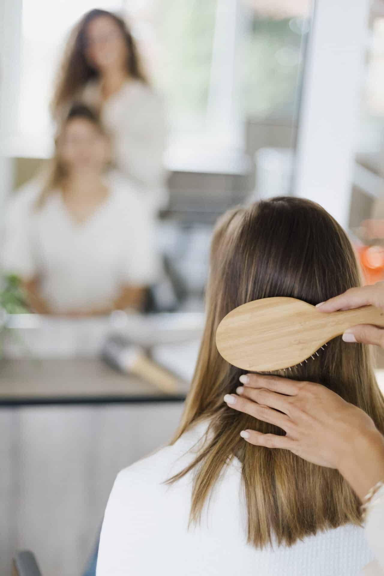 Kobieta czesze włosy