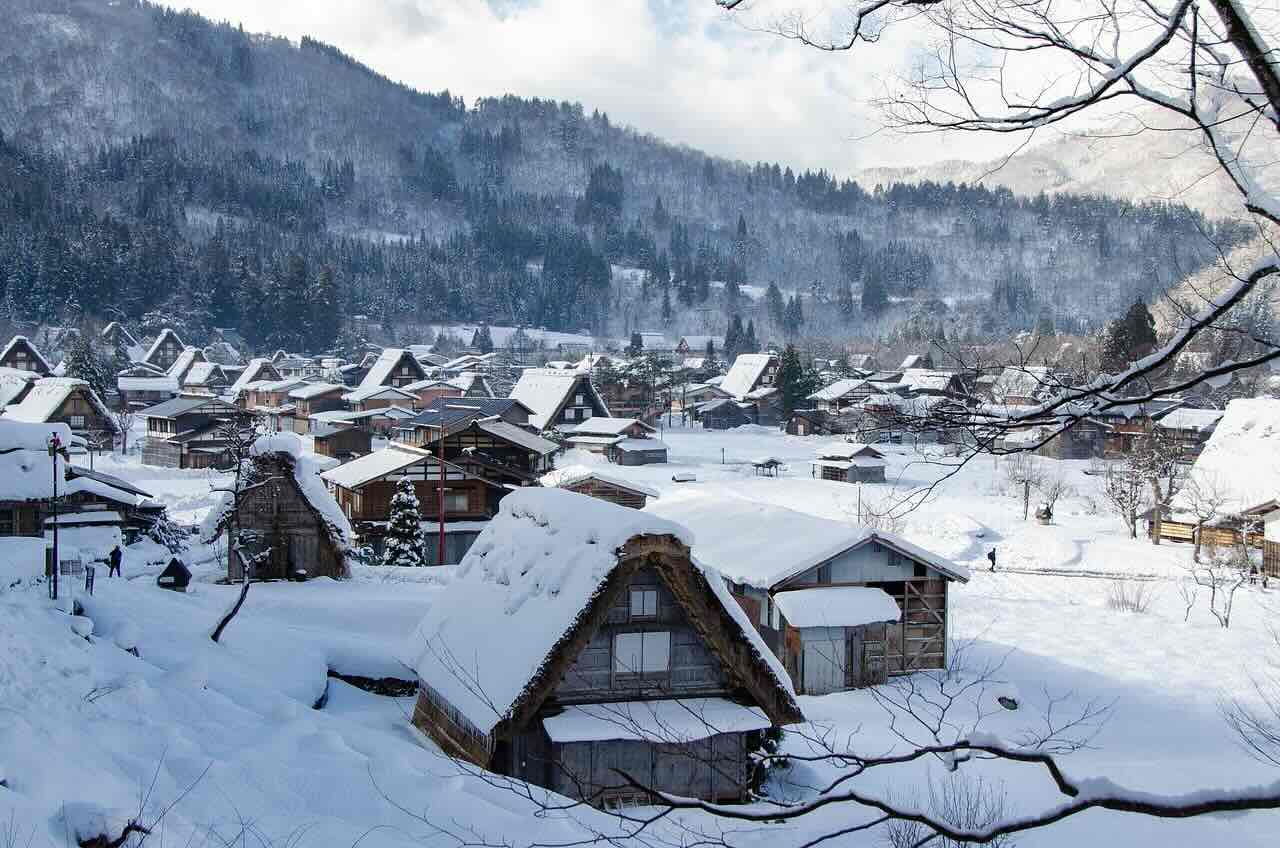Ferie na wyłączność a group of houses covered in snow