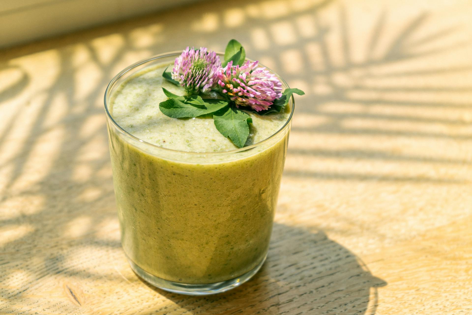 Białkowe wiosenne smoothie – idealne na śniadanie lub po treningu