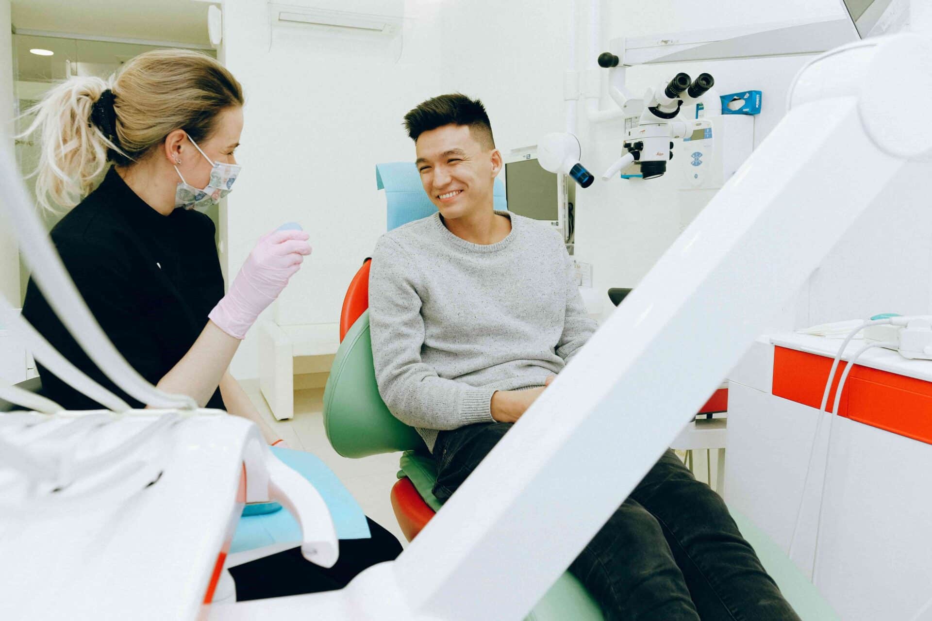Dziąsła a anti-aging – jak zdrowie jamy ustnej wpływa na młody wygląd