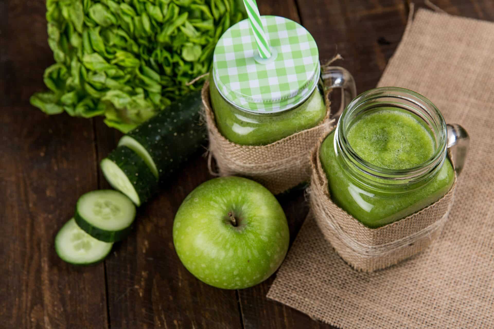 Zdrowy zielony smoothie w słoiku z jabłkiem i ogórkiem