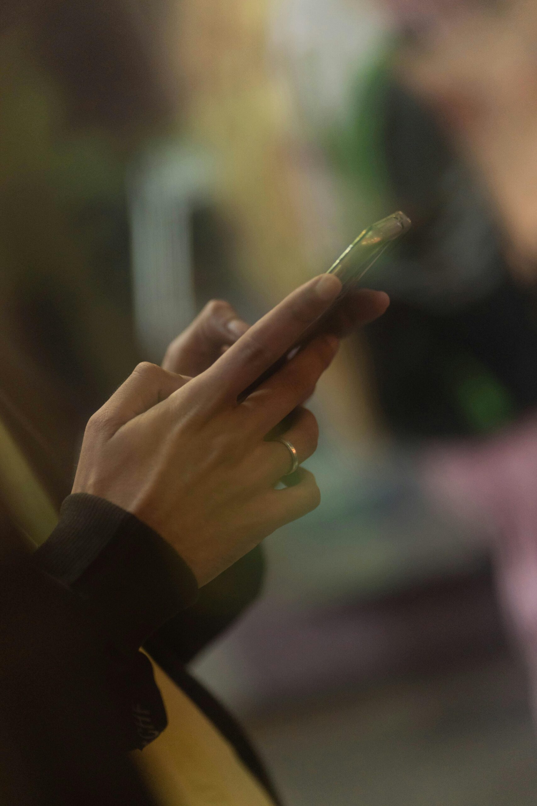 Osoba trzymająca telefon w dłoni, korzystająca z aplikacji randkowej