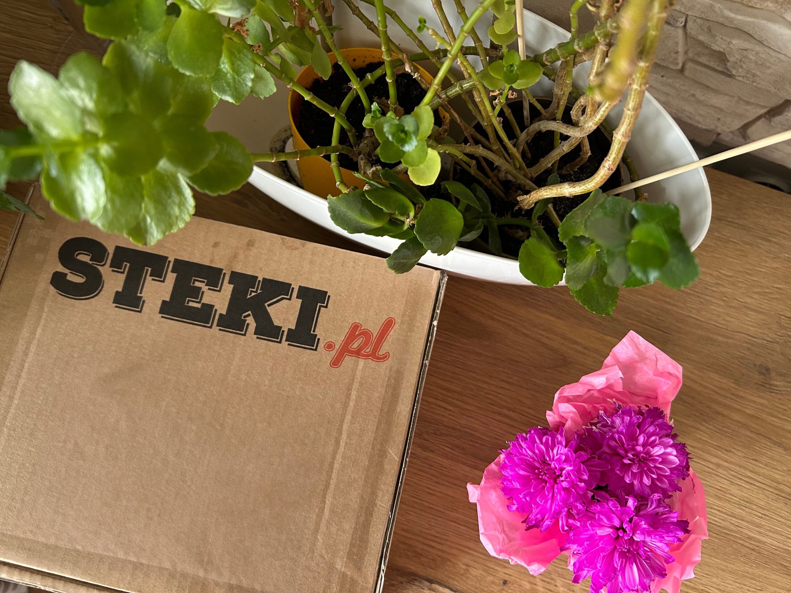 Pudełko z produktami ze strony steki.pl
