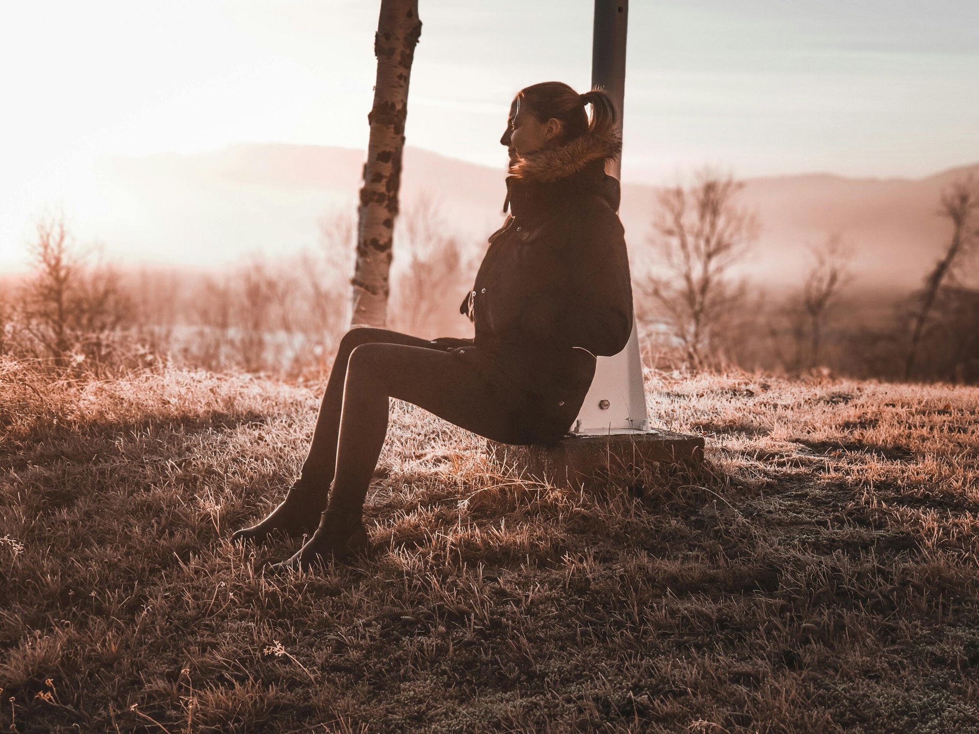 Modne kurtki na jesień 2025 – pikowane, skórzane czy bomberki?