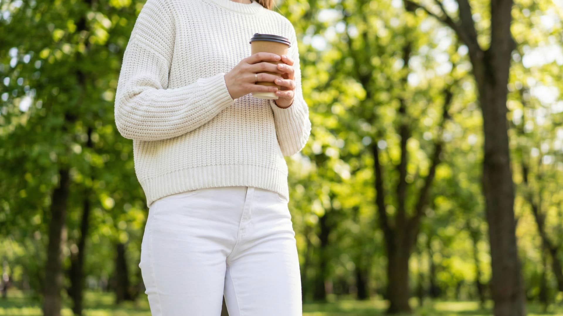 Codzienna, całkowicie biała stylizacja wiosenna z jeansami i grubym bawełnianym swetrem.