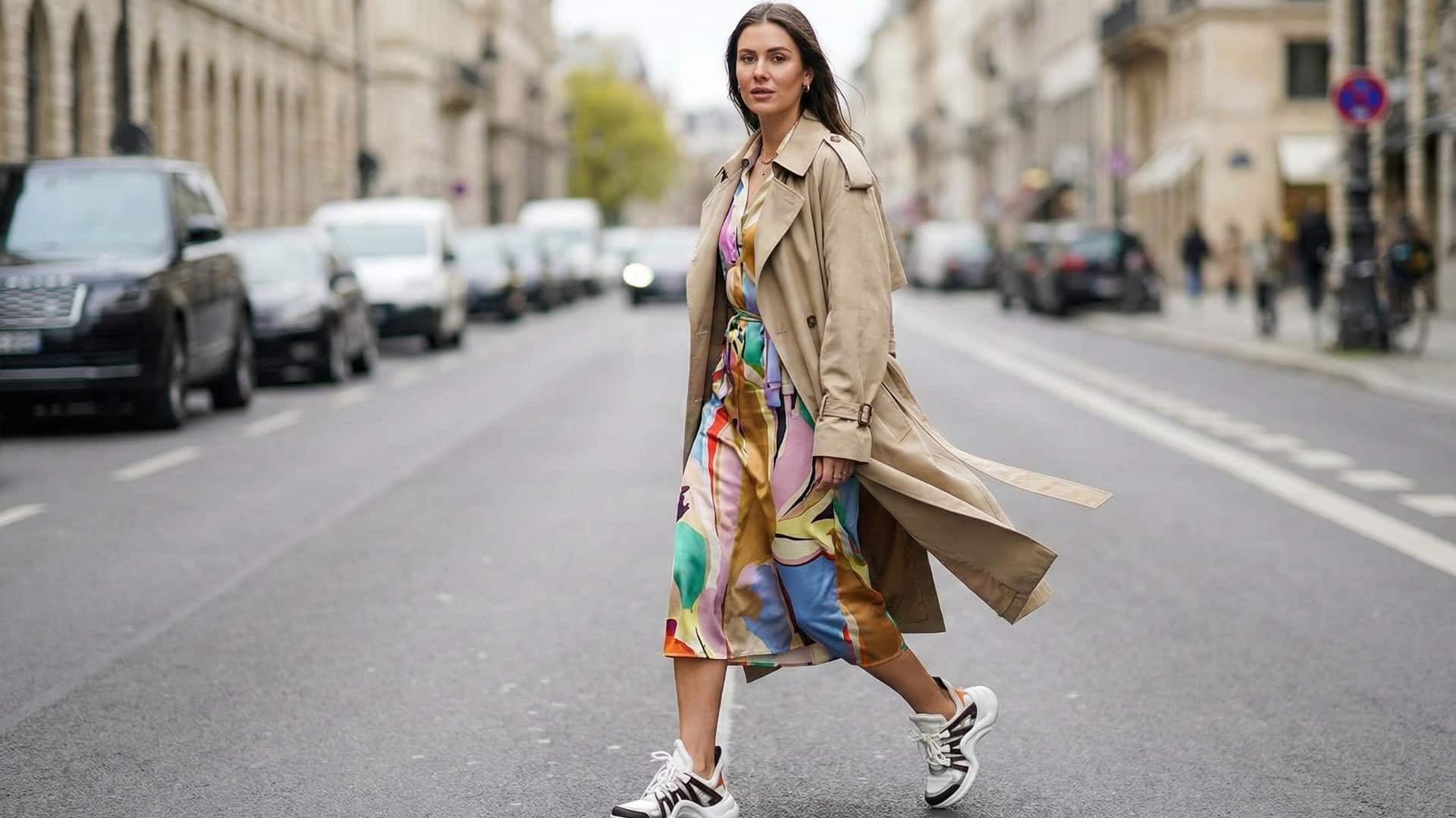 Jak nosić klasyczny trencz wiosną, żeby nie wyglądać nudno? 5 zestawów, które pokochasz