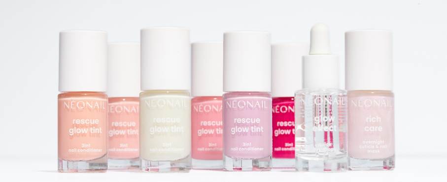 Pielęgnacyjny manicure z efektem glow od NEONAIL 
