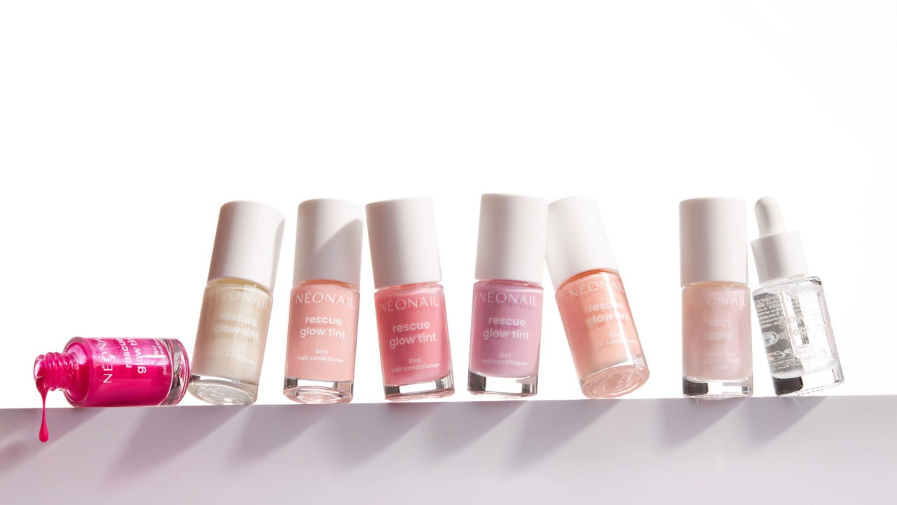 Pielęgnacyjny manicure z efektem glow od NEONAIL 