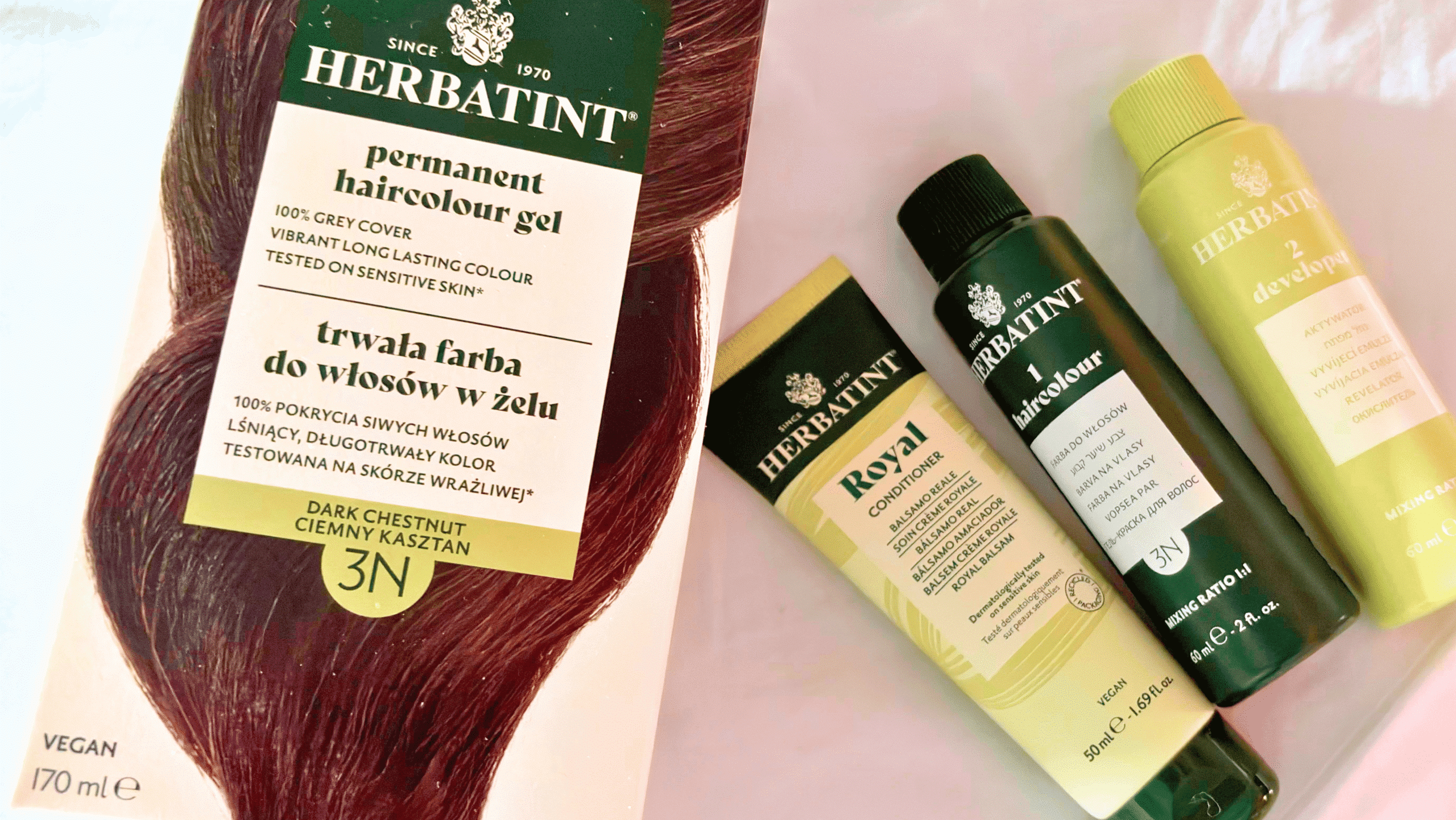 Herbatint 3N Ciemny Kasztan – opakowanie farby w żelu, aktywator i odżywka Royal Conditioner na jasnym materiale.